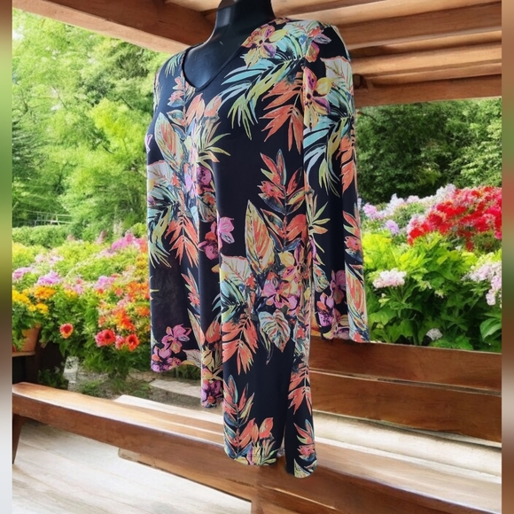 Soft Works Asymmetrical Hem Floral Top - Picture 2 of 8